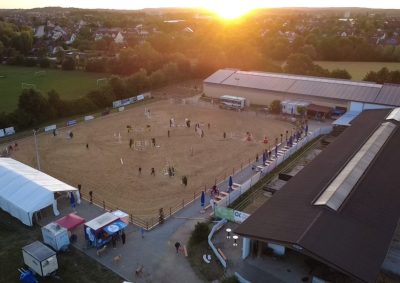 Luftaufnahme der Reitanlage bei Sonnenuntergang